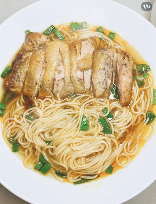 Chicken Leg Noodle in Chicken Broth 上汤鸡腿面